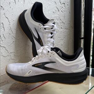 Brooks Women's Launch 9 White and Black Athletic running Shoes/sneakers SIZE 9